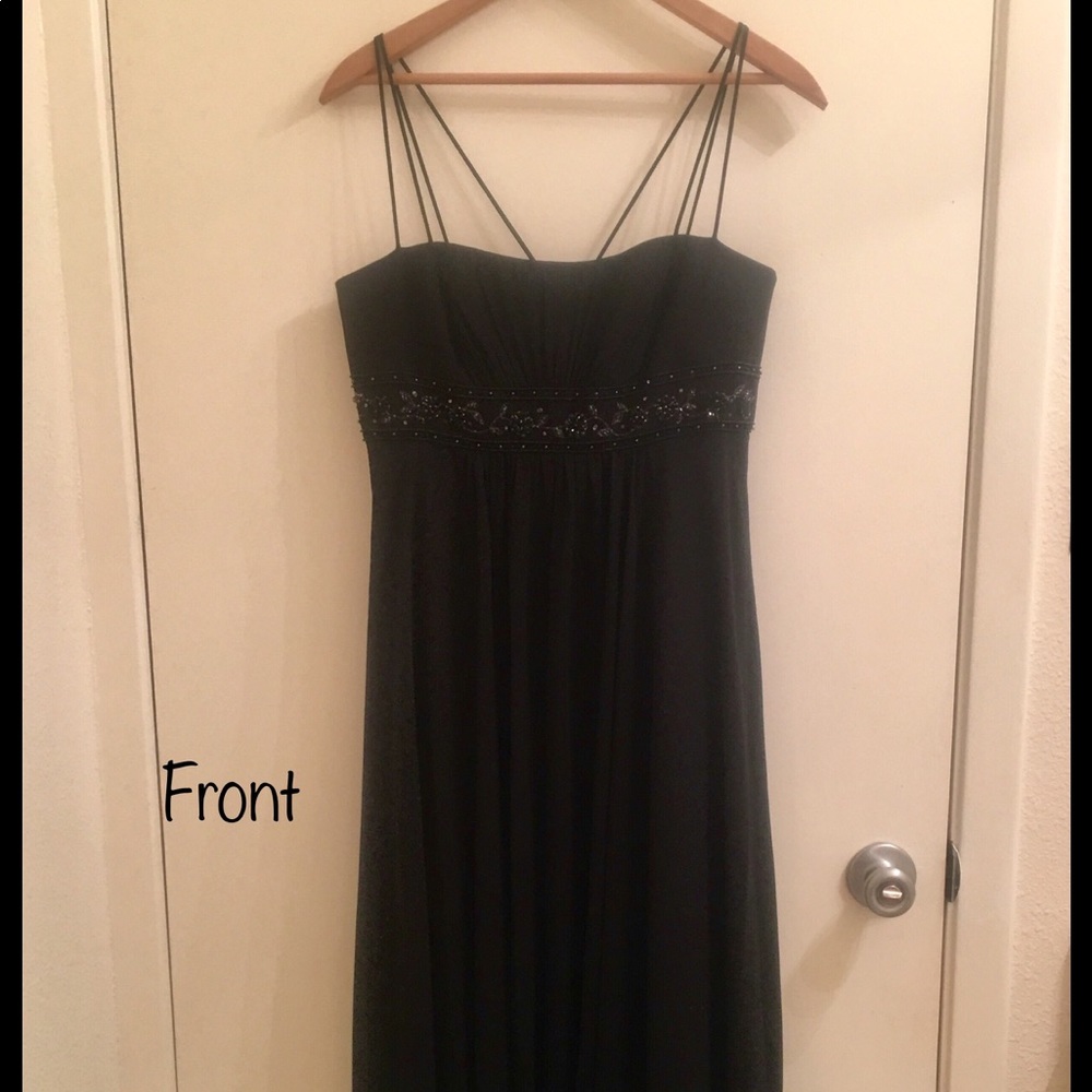 Classy and flattering black formal gown! 🌟